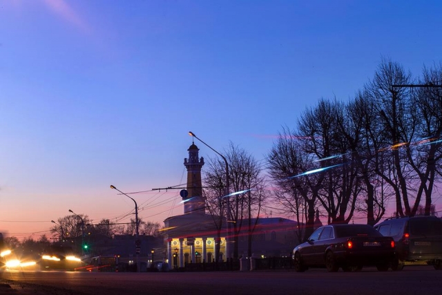И в Костроме вечереет