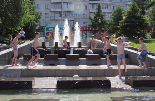 Дети в фонтане