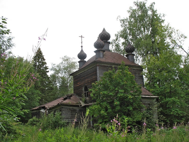 Церковь в лесах