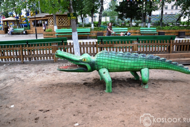 В вольере с крокодилом НЕ КУРИТЬ!