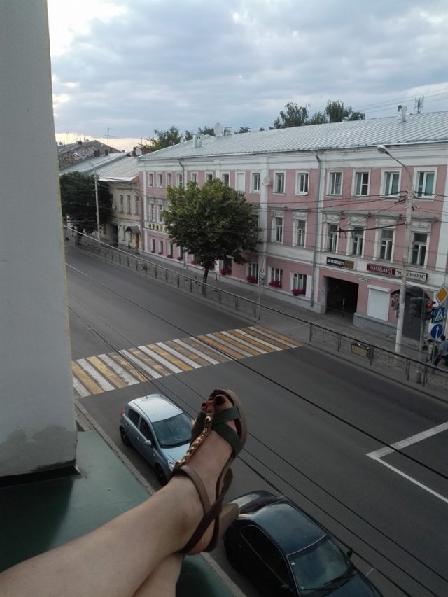 Просто свесив ноги