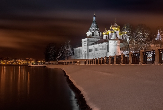 Ипатевский монастырь в вечернее время