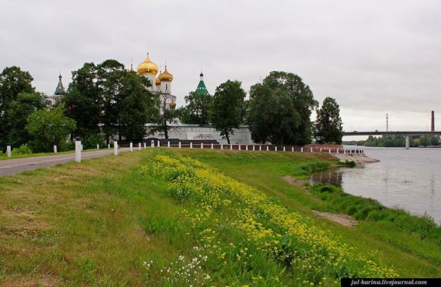 На берегу Костромы