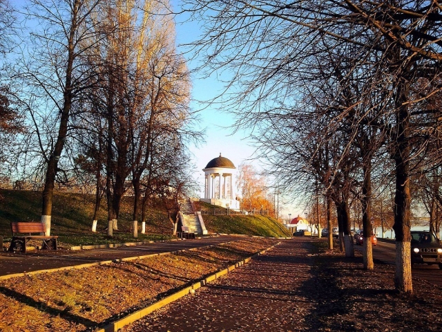 Беседка Островского в свете осеннего солнца