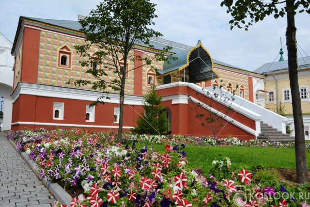 У боярских палат