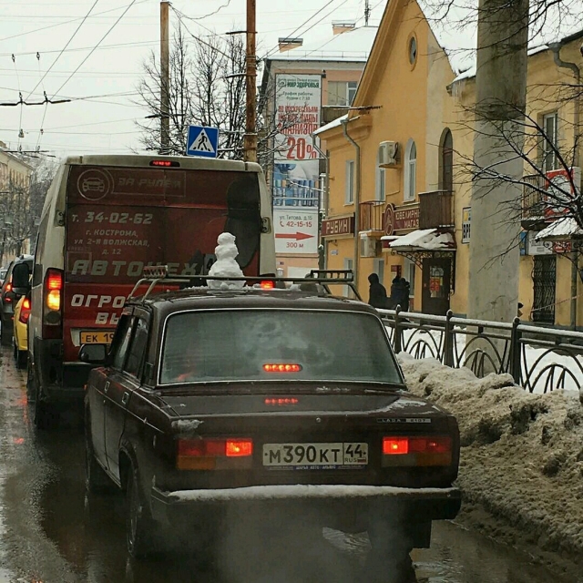 Снеговик верхом на авто
