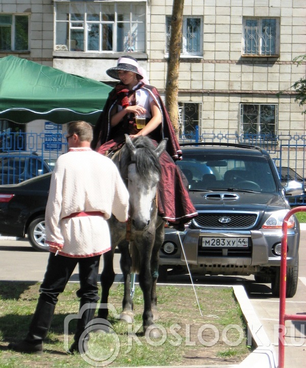 Сударь, а где у вас тут коня припарковать можно? 