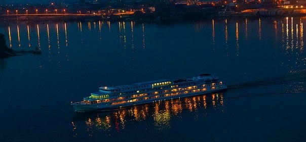 Теплоход на Волге